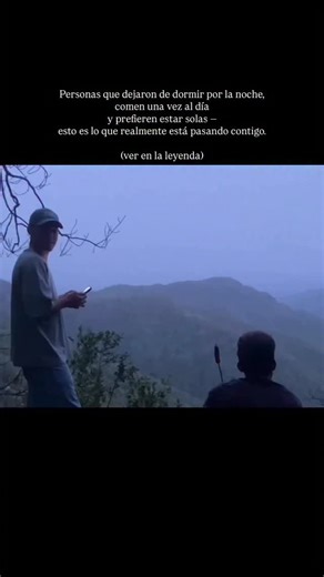 Tenent | Transformación on Instagram: "1️⃣ Durante años, investigadores observaron un patrón silencioso en algunos hombres: sueño fragmentado, menos hambre a lo largo del día y una necesidad creciente de soledad. No se sentían enfermos — solo diferentes. Algunos relataron que la noche parecía más viva que el día — como si la mente por fin respirara cuando el mundo se apagaba. 2️⃣ Con el tiempo, los estudios percibieron algo extraordinario: esto no era pérdida de control, ni un desequilibrio simp