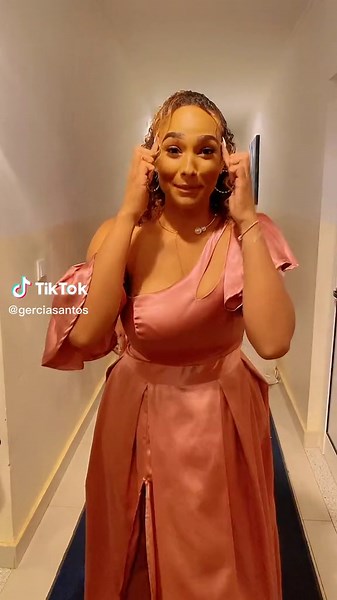 Elegant Gowns for Formal Events: Women in Style