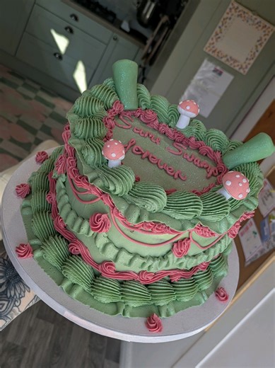 LOVE 😍🙌🏻 Absolutely loved making this Shrek hen do cake for a special bride to be 🥹💚 same swamp forever 🫶🏻 #heartcake #shrekcake #shrekhendo #shrekparty #shrek