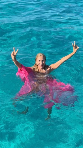 Sue Giers on Instagram: "Anzeige | Ein spontaner Tap. Ein Boot auf Ibiza. Ein Tag, der zur Geschichte wurde – voller Lachen, Sonne, Family Vibes und priceless Erinnerungen. 💛 @mastercardde Beim Spaziergang am Hafen hatte ich diese Idee: Warum nicht einfach ein Boot mieten und meine Liebsten überraschen? Ein Tap mit meiner Debit Mastercard und los ging’s. ⚡️ Schnell & kontaktlos 🌍 Weltweit akzeptiert 🧘‍♀️ Ohne Bargeld, ohne Umtausch-Stress 📊 Volle Kontrolle – auch im Ausland So einfach kann e