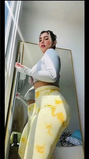 Blond Girl twerk gyatt