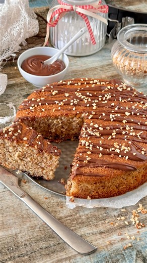 Torta alle nocciole ricetta semplice per un risultato delizioso. Ingredienti 140 g farina 00 150 zucchero 100 g farina di nocciole (o nocciole tritate molto finemente) 3 uova 1 pizz sale 90 g olio di semi 100 g latte 16 g lievito 30 g gocce di cioccolato Montare le uova prima da sole con un pizzico di sale, quando saranno gonfie, aggiungendo lo zucchero. Continuare a montare, quando saranno ben gonfie e spumose aggiungere il latte e l’olio (se preferite, si può sostituire con il burro). Aggiunge