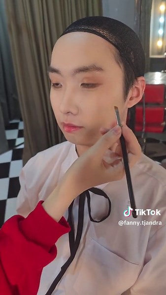 Tutorial Cosplay Anime: Transforming Men into Anime Characters