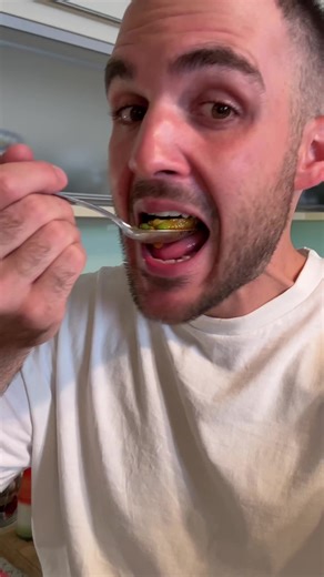 PATATAS THE SPANISH WAY # 16: Papas con choco 🦑🥔 Ingredients (serves 4) 660 g cuttlefish, cleaned and cut into pieces 500 g potatoes 130 g green pepper 185 g onion 15 g garlic (2 cloves) 2 tablespoons tomato paste 2 tablespoons choricero pepper paste 500 ml fish stock 50 g extra virgin olive oil A splash of white wine 2 bay leaves 200 g green peas Bunch of parsley Salt to taste Method Heat the olive oil in a wide, heavy-based pot. Add the onion, garlic and green pepper and stir fry for around 