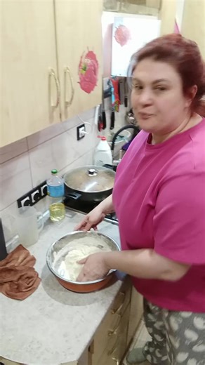 350 мл теплой воды, 1,5 ч. л соли, 1 ст. л сахара, 5 гр сухих друзей, 6 ст. л раст. масла, 550 гр муки, хорошо выбешиваем и оставляем на час, после руками разминке на 2-3 части, можно сделать одну большую на весь противень лепешку, протекает Волочкова, еще мин 15-20 под полотенце и вытекает мин 25 при температуре 180 гр, можно просыпать кунжутом