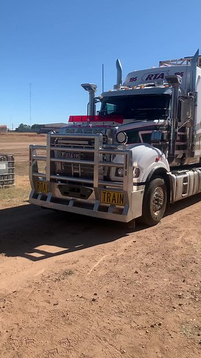#roadtrainsaustralia #RTA #cowcartersaustralia #NT #QLD #WA #bullwagons #bullhauler #aussiemade #aussiebeef #wagyu #Mack
