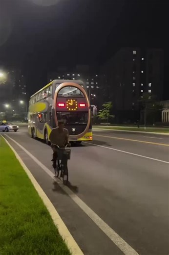 Pyongyang's new double-decker buses are put into use, with a huge clock on the front to help people keep track of time#dprk #northkorea #pyongyang