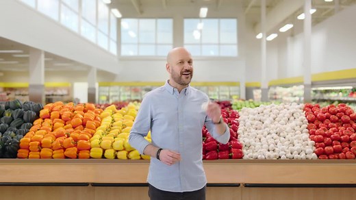 Parce que ça fait du bien de rire un peu, la voilà enfin, notre première publicité conçue entièrement PAR le public, et POUR le public! N.B. : N’oubliez pas de venir nous voir juste si c’est essentiel. Comme Claude dirait : « Je reste chez moi si ananas pas d’urgence. » N.B #2 : On en profite pour saluer nos collègues Maxi qui travaillent fort pour que nos clients aient la bédaine ben pleine pour moins de cennes. | Maxi