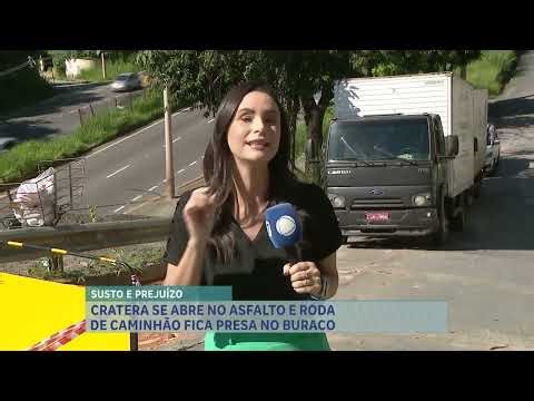 Cratera se abre no asfalto e roda de caminhão fica presa no buraco em Belo Horizonte