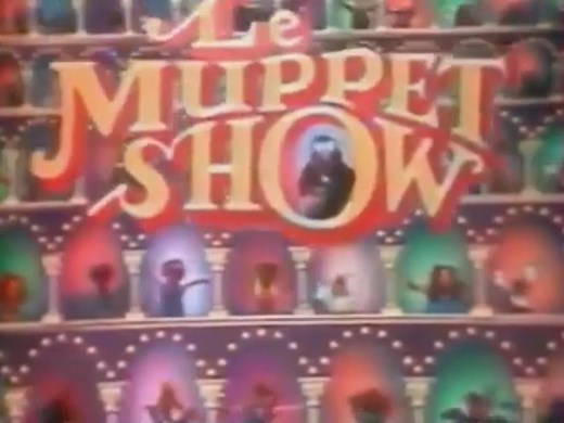 🎧 Vous souvenez-vous du Muppet Show (The Muppet Show) ? Pour beaucoup, c’était un rendez-vous incontournable, ce moment où l’on retrouvait Kermit, Miss Piggy et toute la joyeuse bande derrière l’écran. Cette série télévisée américano-britannique, imaginée par le génial Jim Henson, comptait 120 épisodes de 24 minutes qui ont marqué toute une génération. Diffusé pour la première fois en France le 20 novembre 1977 sur Antenne 2, le Muppet Show a illuminé bien des après-midis avant de revenir, comm