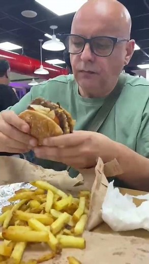 Five Guys Burger #Burger #FastFood #FoodReview #fiveguys #foodie #food #burger