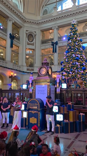 Santiago Adicto on Instagram: "Te presentamos el árbol de pascua más lindo de Santiago. Y está en uno de los edificios más importantes de nuestra capital. Es el “Gran Árbol de los Deseos”, mide 11 metros y lo puedes encontrar en la casa matriz del @bancodechile que en 2026 cumple 100 años. Esta iniciativa es parte del programa "Navidad con Sentido", que permite a grupos de colaboradores del banco presentar y ejecutar proyectos de impacto local para organizaciones sociales que trabajen con niños,