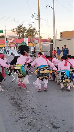 El arte, el folklor, la danza y nuestras raíces en un mismo son. 🙌💚🩷🩵🐲 El significado de Quetzalcóatl y el Quetzal para los "Quetzalez" en su danza, especialmente en el contexto del "Juego de la Serpiente Emplumada", es una rica dualidad que representa la totalidad del cosmos y la ascensión espiritual: ​Quetzalcóatl: La Unión de los Opuestos (La Serpiente Emplumada) ​El nombre mismo es la clave: quetzal (pluma preciosa) y cóatl (serpiente).🐲💚🩷🩵❤️💛💙 #qutezalez #danza #folklor #legado #