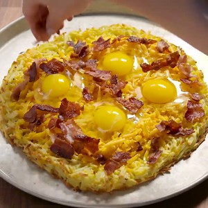 Breakfast pizza: for when you can't decide between pizza and brunch | Cosmo Bites