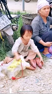 64K views · 861 reactions | Orphan girl go pick banana flowers to sell and buy meat to cook #orphangirl #orphan #sell #struggle | Empowered Single Moms | Facebook