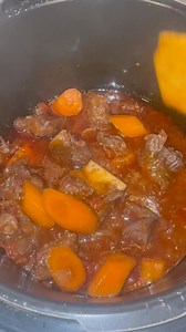 Bœuf braisé au Cookeo Ingrédients (4 pers.) • 800 g de bœuf (paleron, macreuse ou gîte) en gros cubes • 1 boîte de tomates concassées (400 g) •1 cas de concentré de tomate • 2 carottes en rondelles • 2 oignons émincés • 2 gousses d’ail hachées • 200 ml de vin rouge (ou bouillon si tu préfères sans alcool) • 10 g de beurre • 1 c. à soupe d’huile • 1 bouquet garni (thym, laurier, romarin) • Sel, poivre 1 cas de fond de veau Préparation : 1. En mode dorer, faire revenir la viande dans l’huile pour