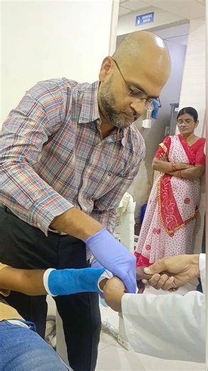 fiberglass plaster application for greenstick radius fracture in a child #fracture #plaster