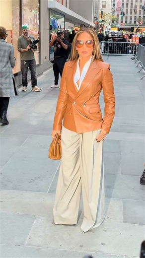 1.5M views · 14K reactions | Jennifer Lopez look amazing in NYC this morning promoting new movie “Kiss Of The Spider Woman” #jenniferlopez #jlo #kissofthespiderwoman #afrazexplores #newyork #nyc #entertainment #jennyfromtheblock Jennifer Lopez | Afraz Explores | Facebook