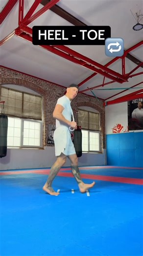 Łukasz Bazylewicz on Instagram: "FOOTWORK BOXER - HEEL TOE Podstawowy świetny ruch skakankowy ✅ Wykonaj wykrok gdzie z przodu stopa jest na pięcie, a z tyłu na palcach. ✅ Zanim zamienisz nogi, przeskok odbywa się kiedy nogi są przy sobie. W tym momencie również jedna stopa jest na pięcie, a druga na palcach. Powodzenia 🤗 #skakanka #tutorials #jumprope"