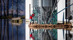 19K views · 96 reactions | Un retour de la pluie est attendu en début de semaine sur la côte Ouest et des communautés se préparent au pire. | Radio-Canada Information | Facebook