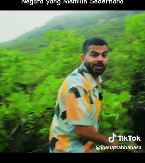 Oman mungkin bukan negara pertama yang terlintas saat membayangkan Timur Tengah. Tapi negara ini menyimpan pemandangan yang luar biasa — dari gurun yang luas, pegunungan terjal, lembah tersembunyi, hingga kota-kota dengan arsitektur dan budaya Arab yang masih sangat kuat. Oman adalah perpaduan antara alam, sejarah, dan tradisi yang membuat perjalanan ke negara ini terasa berbeda dari destinasi Timur Tengah lainnya. Di balik lanskapnya yang dramatis, ada budaya Oman yang masih mempertahankan bany