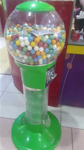 YELLOW CANDY RELEASE AT LARGE GREEN GUMBALL MACHINE CANDY DISPENSER #shorts