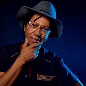 Em novo disco, Djavan critica conflitos criados para vender armas e celebra a paixão
