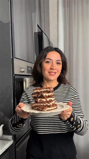 Bünyadzadə Günay🇦🇿 on Instagram: "Kəsmikli piroq 180 qr ərimiş kərə yağı 200 qr şəkər tozu (1st dolu xrustal 190 qr edir) 2 x/ q xama (otaq temp) 360 qr un ( 1st 120 -130 qr un edir) 3 x/ q kakao 1 ç/q dolu qabartma tozu İçlik 500 qr kəsmik ( istədiyiniz firmanı vura bilərsiz, yağlılığı az olan, pəhriz də ola bilər Əsas yumşaq olsun, dənəli olmasın) 100 qr şəkər tozu 1 yumurta 2 x/q xama Hazırlanması Yağ+ xama+ kakao+şəkər tozu qaba əlavə edib mikserlə 2-3 dəq çalırıq. Sonra un+ qa