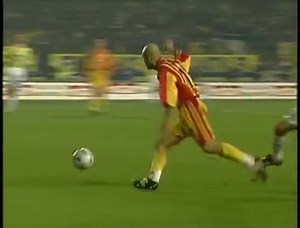 1.9M views · 18K reactions | 2000 | 2001 Sezonu Türkiye kupası yarı final maçı Fenerbahçe 4 Galatasaray 4 90 dakikası 4.4 biten maçta Fenerbahçe penaltı atışları sonrasında galatasarayı yeniyor ve finale çıkıyor.. İşte o muhteşem derbi ve sonrasındaki sevinç görüntüleri İyi Seyirler.. | Oktay Ozyon | Facebook