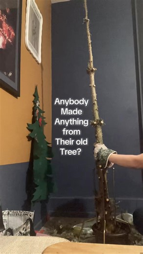 Cute idea: Use Christmas tree trunk to make/ carve decorations for next year. Shame I have no follow through! Maybe next year 👀