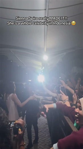 Oh they STAN Sienna in Indonesia 🇮🇩 SIENNA SPIRO 🥹🥹 #siennaspiro #vocals #dieonthishill #jakarta
