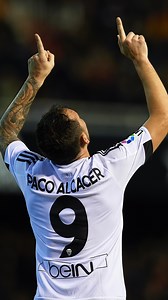 Paco Alcacer marcó su primer gol con el Valencia y perdió a su padre en el mismo día #alcacer #pacoalcacer #valencia #valenciacf #barcelona #barça #dortmund #borussiadortmund #superacion #futbol #deporte | Iker Ruiz del Barco