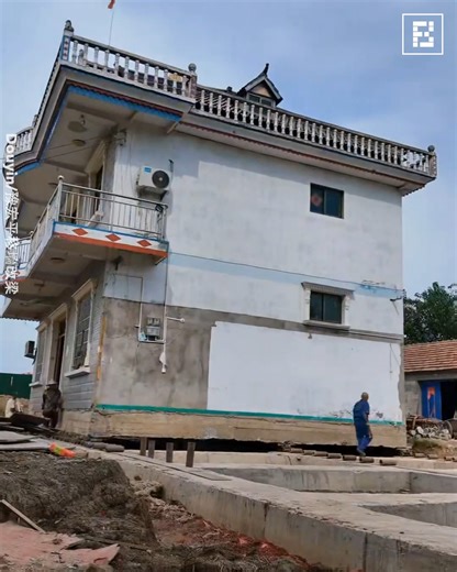 60K views · 906 reactions | The Smartest Way to Move a House - Without Breaking It #construction #home | Fossbytes | Facebook