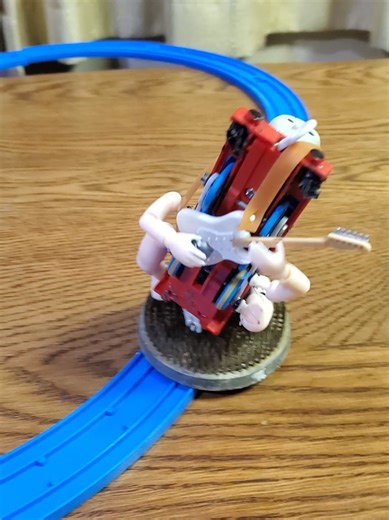 トーマスのエレキギターに夢中