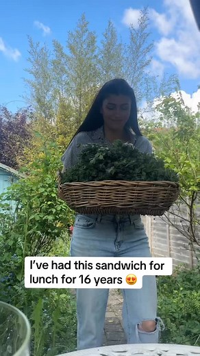 714K views · 16 reactions | HOW TO MAKE ZA’ATAR FROM SCRATCH  From fresh green herbs to the fragrant mix we all love, this is how real za’atar is made at home.  If you’d like the full step-by-step, it’s on blog: https://www.alphafoodie.com/traditional-lebanese-zaatar-blend-zaatar/ #zaatar #lebanesefood #alphafoodie #lebanesecuisine #middleeasternfood #oregano | AlphaFoodie | Facebook