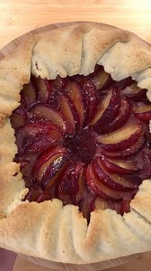 La voilaaaaaa ma « belle » tarte rustique aux prunes 😃 À décliner selon les fruits de saison 🍎🍐🍓🍒🍑🥝 Pensez à bien mettre de la poudre d’amande pour absorber l’eau rejetée par les fruits pendant la cuisson. Et essayez d’étaler directement votre pâte sur votre plaque de cuisson, ça vous évitera de devoir la transférer depuis le plan de travail et de risquer de la casser 😅 À très vite pour une nouvelle recette ! Bisous 😘 #recette #tarte #tarterustique #tarteauxprunes #tarteauxfruits #recet