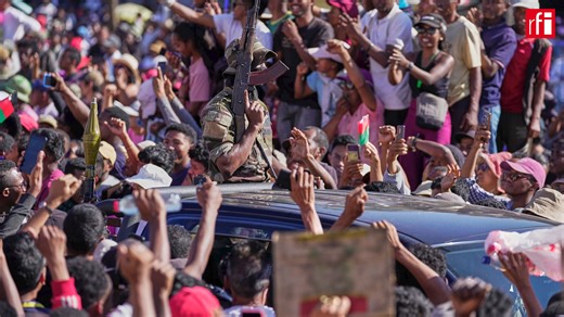 🇲🇬 À Madagascar, après avoir déclaré prendre le pouvoir, les militaires du CAPSAT sont retournés dans leur camp du sud de la capitale mardi 14 octobre en fin d'après-midi, là même où ils avaient appelé leurs pairs à la désobéissance. Un appel qui a précipité la chute d’Andry Rajoelina. Après une brève cérémonie militaire, le colonel Randrianirina, nouveau chef de l'État, a entamé un premier cycle de consultations. ➡️ Récit du correspondant de RFI à Antananarivo, Guilhem Fabry. | RFI