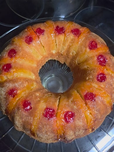 Pineapple upside-down bund cake was DELICIOUS! 🤤 So soft in the inside and a golden crips on the outside was PERFECTION 👩‍🍳 Recipe coming soon 😉 #pineappleupsidedowncake #delicious #happy #blessed #homemade