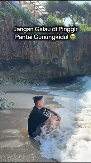 🌊 : “ Jangan Galau disini bestie, ku tabok nih “ 😭😭😭 #AdiSyahreza #PantaiMbuluk #Gunungkidul #Yogyakarta #AdiLovers