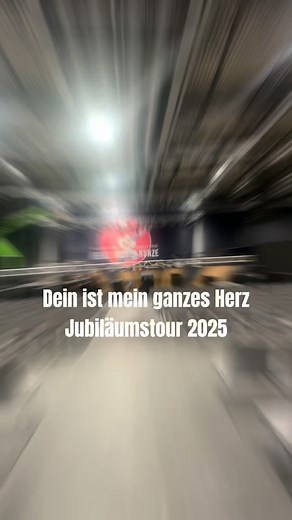 Diese Tour ist Erinnerung, Freude & Familie. 6 fantastische Shows liegen hinter uns, 9 weitere folgen bis September – die „Dein ist mein ganzes Herz Jubiläumstour 2025“ ist in vollem Gange! Es ist ein Geschenk, mit der Band unterwegs zu sein – wie eine große Familie. Und euer Jubel über die alten Kracher? Einfach beglückend. ❤️ Wir sehen uns! #HRK #Jubiläumstour #DeinIstMeinGanzesHerz #heinzrudolfkunze | Heinz Rudolf Kunze