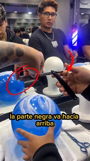 JV•BARBERO•TATUADOR. on Instagram: "👋 Tutorial totalmente gratis 🎁💈sólo vale un Like❤️ 🟢 acá les dejo una demostración de cómo hacer un afeitado correctamente si eres principiante y aún no dominas la navaja esto te va a servir. 🟢Es importante agarrar correctamente la herramienta así evitamos lesiones en el cliente e incomodidad al momento de trabajar Que tal fue su primera experiencia afeitando? #reels #barber #tutorial"