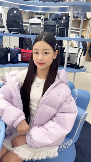 jung cho ha 정초하 임하나 on Instagram: "#유료광고 #mlbkids Choha’s mlbkids 광고❄️ It’s getting colder Don’t catch a cold. Have a happy evening!❤️ ❄️MLB키즈 글로시 윈터페스타 MLB KIDS GLOSSY WINTER FESTA☃️ 따뜻함과 스타일을 동시에! ’다운 20% 할인 + 특별 경품 이벤트‘를 만나보세요! 🌟기간 : 25.11.07 (금) ~ 11.16 (일) 총 10일 🌟EVENT 1 1) 프로모션 기간 한정, MLB KIDS 다운 20% 할인 혜택 2) 다운 포함 20만원 이상 구매 시 경품 응모 가능 경품내역 : 그랜드 하얏트 상품권 / 키자니아 이용권 (경품 당첨 시, 제세공과금 본인 부담) *당첨자 개별 연락 예정 📍대상 매장 : 스타필드 고양/하남/수원, 롯데 잠실, 롯데월드몰, 롯데 인천, 신세계 센텀 , 신세계 광주, 현대 충청 🌟 EVENT 2 MLB KI