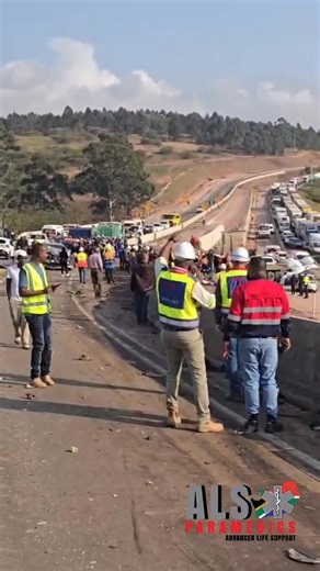 🚨 BREAKING: HORRIFIC N3 COLLISION 🚨 📍 4 September | Just after 8AM A major crash involving multiple vehicles and a truck has brought traffic to a standstill on the N3 near Key Ridge this morning. According to ALS Paramedics, the incident affected both directions of the highway, with the Pietermaritzburg-bound lane suffering the worst impact. 🛻 Early reports indicate that a truck lost control and ploughed into several vehicles ahead, causing extensive damage. 💔 More than 20 people have susta