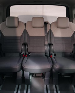 Willkommen in einer neuen Welt. Sehr flexibel: das vielfältige Sitzkonzept im neuen Multivan. 🚐​ Das abgebildete Fahrzeug zeigt Sonderausstattungen. Vis-à-Vis-Anordnung nur in Verbindung mit der Option Vis-à-Vis erhältlich. | Volkswagen Nutzfahrzeuge