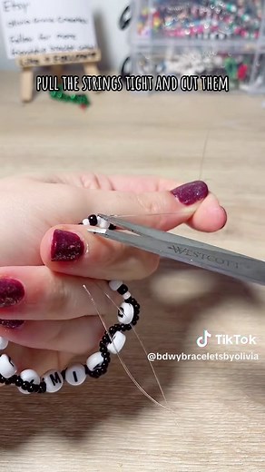 Replying to @🖤 here’s how to tie friendship bracelets! I can make an even more in-depth tutorial if needed. The secret is figuring out how much tension to use without snapping the strings… #friendshipbracelets #friendshipbracelets✨ #makethefriendshipbracelets #tutorial #taylorswiftfriendshipbracelets #friendshipbraceletmaking