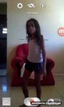 Minha ermã de 8 anos dançando funk