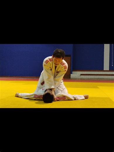 Shime Waza (Strangulation techniques) is a very effective way to secure the winning. This time we are learning Juji Jime (Cross strangulation) from basic to application. Let's do Judo! 🥋 #foryoupage #judo #jakartajudoacademy #choke #ground