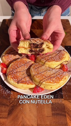 PANCAKE ALLA NUTELLA 🤎 Abbiamo preso la nostra Ricetta Originale Eden e ci abbiamo messo la Nutella al centro. Quando li tagli, esce la Nutella fusa. Divini. INGREDIENTI (per 5 pancake) 95 g farina 00 4 g lievito in polvere 1 g bicarbonato 20 g zucchero Un pizzico di sale 1 uovo 80 g yogurt greco 40 g latte 15 g olio 5 cucchiaini di Nutella COME FARE – Mescolate ingredienti secchi – Mescolate ingredienti liquidi – Unite i due, mescolate 20 secondi – Versate 1 cucchiaio di impasto sulla padella 