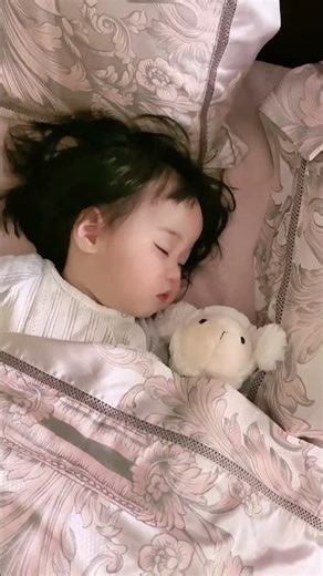 搂着一起睡，我超有安全感😊#人类幼崽到底有多可爱 #人类幼崽成长计划 #萌娃日常#萌娃 #cute #baby #shorts