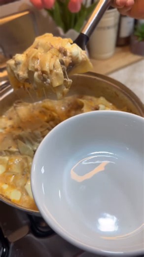 𝐿𝑒𝓎𝒹𝒾 𝑅𝑜𝒹𝓇í𝑔𝓊𝑒𝓏 | recetas fáciles on Instagram: "🍅 Todo en una sola sartén y queda así de cremoso.. Fácil y rendidora, perfecta para cuando queremos algo casero y reconfortante 🤍 Ingredientes que usé para esta preparación: • 300 g de carne de res molida • 1 paquete de pasta tipo lasaña (200 g) • ½ cabeza de cebolla • 2 dientes de ajo • 4 tomates • 1 taza de quesillo tajado • ½ taza de crema de leche • Aproximadamente 500 ml de agua (o lo necesario) • 1 cucharada de salsa de tomate